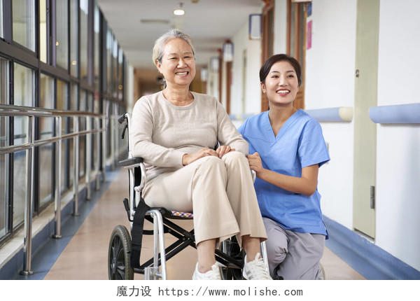 坐在轮椅上的老妇人和护工微笑的护士医护人员